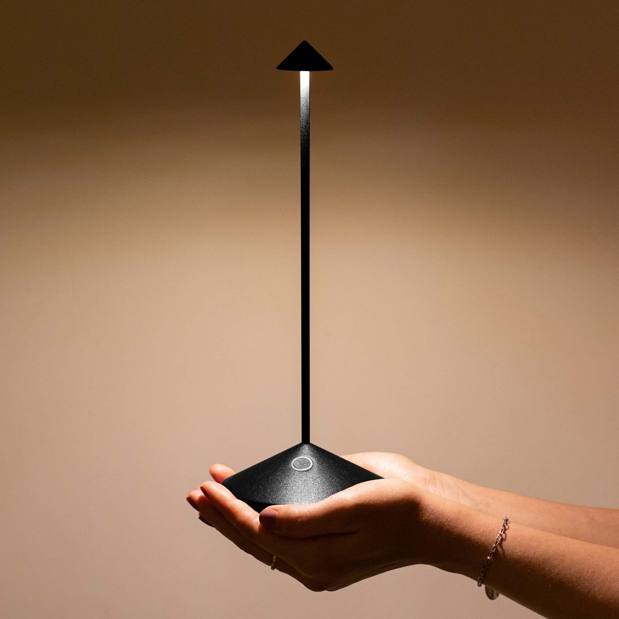 Zafferano Pina Pro Lampada Da Tavolo LED Ricaricabile - Cordless Per Interni/Esterni, Touch Dimmerabile, 2200-3000K, Colore Nero