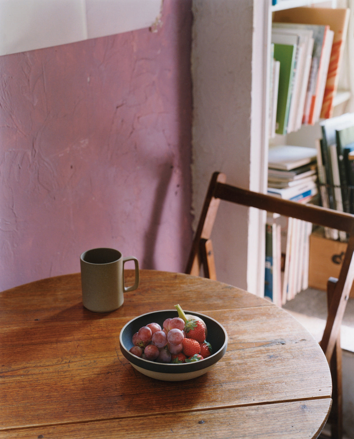 Hasami Porcelain Medium Bowl - Round, Black - Acacia
